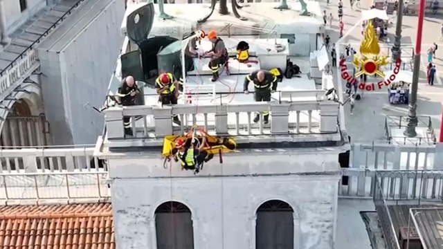 Venezia, la spettacolare esercitazione dei vigili del fuoco sulla Torre dell'Orologio
