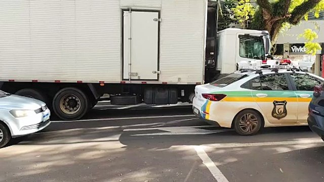 Pane elétrica em caminhão causa transtornos no trânsito na Rua Minas Gerais, em Cascavel