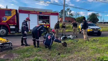 Motociclista cai em bueiro quebrado após colisão com carro em marginal da PR-323