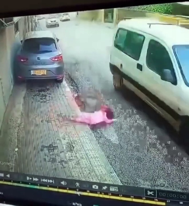 Niña cae