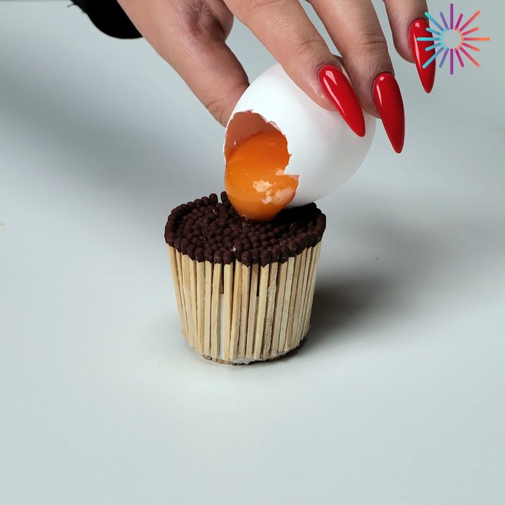 Cooking eggs on matches! 🤯