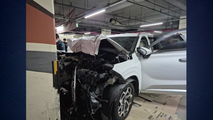 대형마트 주차장 기둥에 SUV 돌진...80대 운전자 사망 / YTN