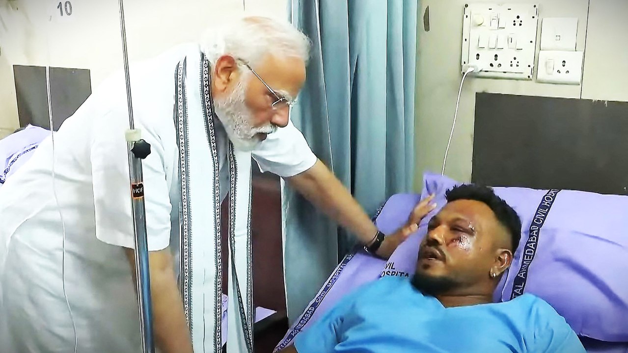 Indiens Premier besuchte einzigen Überlebenden von Flugzeugkatastrophe