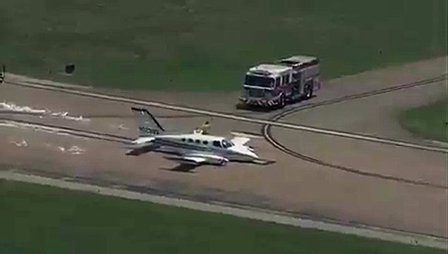 El piloto de una Cessna bimotor realizó un aterrizaje de emergencia sin tren de aterrizaje en el Aeropuerto Municipal de Arlington el jueves