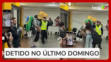 Ativista brasileiro detido em barco com ajuda humanitária para Gaza retorna ao Brasil