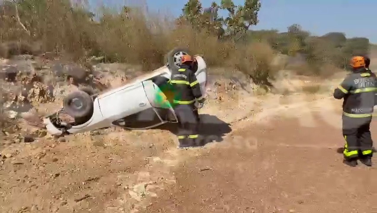 Homem capota carro na Ponte de Ferro