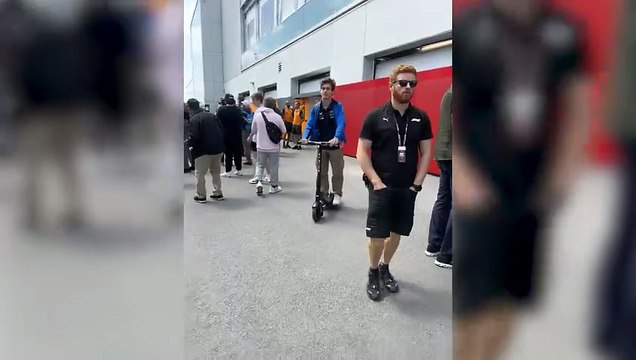 Franco Colapinto andando en Monopatín