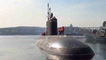Onderzeeër Ufa lanceert Kalibr-raketten in de Japanse Zee tijdens geheime oefening