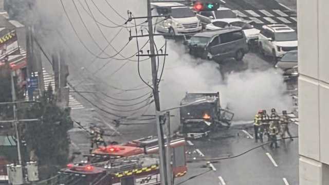 승합차가 빗길 미끄러지면서 화물차 충돌...1명 다쳐 / YTN