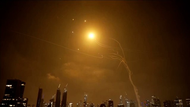 Una ráfaga de cohetes iraníes viola la Cúpula de Hierro israelí y alcanza Tel Aviv