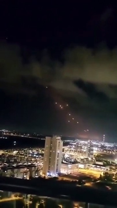 Israël attaqué ce soir par l'Iran avec des dizaines de missiles contre Tel-Aviv et Jerusalem : Un premier bilan fait état de 7 blessés - L 'Iran affirme avoir abattu deux avions israéliens, ce que Israël dément
