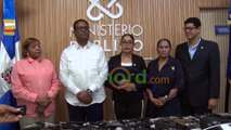 Fiscalía de SFM entrega armas decomisadas en la provincia Duarte al Ministerio de Interior de Policía