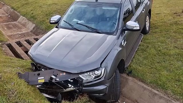 Caminhonete desvia de carreta e acaba em canaleta no Trevo Cataratas