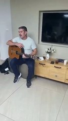 Com tensão em Israel, secretário de Joinville recorre à música para aliviar clima em bunker; VIDEO