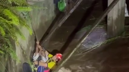 tn7-Video: Rescatan adulto mayor atrapado en río de Turrialba-130625