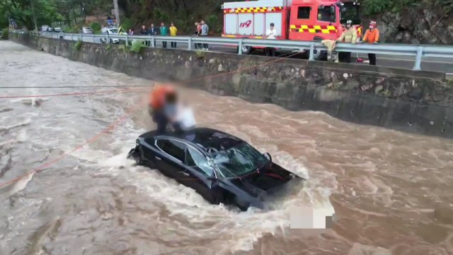 불어난 하천에 모녀 탄 승용차 고립...무사 구조 / YTN