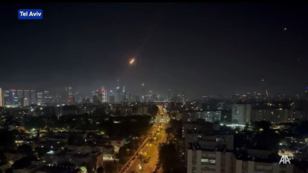 Tel Aviv'deki İsrail Savunma Bakanlığı'na yakın bir nokta İran füzesiyle vuruldu