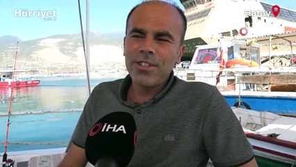 Heyecanla yakaladığı 2 buçuk metrelik devasa köpek balığını denize bıraktı