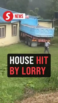 Lorry crashes into a house in Kluang