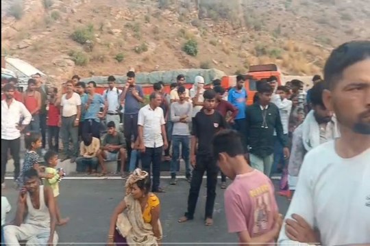 खड़े केंटर को ट्रक ने मारी टक्कर, महिला की मौत, 11 घायल, चार पुलिसकर्मी लाइन हाजिर
