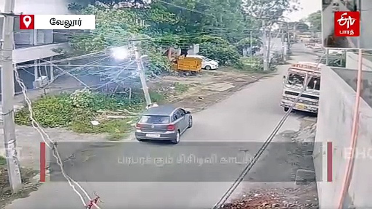 கட்டுப்பாட்டை இழந்த கார் மின்கம்பத்தில் மோதி விபத்து! பரபரக்கும் சிசிடிவி காட்சி!