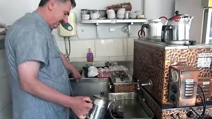 Bursa\'da onu görenler şaşıp kalıyor: Her gün arabasının üstünde çay taşıyor