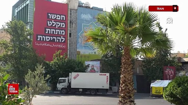 İran'ın başkenti Tahran'da, İntikam Çağrısı bulunan dev afişler asıldı