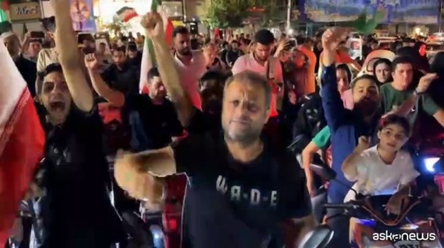 A Teheran folla in festa dopo lancio di missili Iran contro Israele