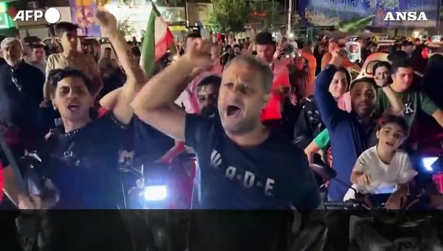 Teheran, la gente festeggia dopo il lancio di missili contro Israele da parte dell'Iran