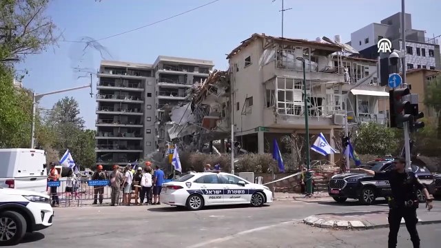 İran’ın İsrail'e yönelik füze saldırılarında Ramat Gan bölgesindeki binalarda ağır hasar oluştu