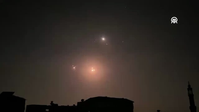 İran'dan İsrail'e atılan füzeler Gazze kenti semalarından görüntülendi