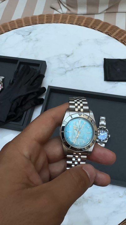 Quel adjectif t’évoque cette nouvelle #tudor #blackbay54 #blackbay54bluelagoon #tudorblackbay