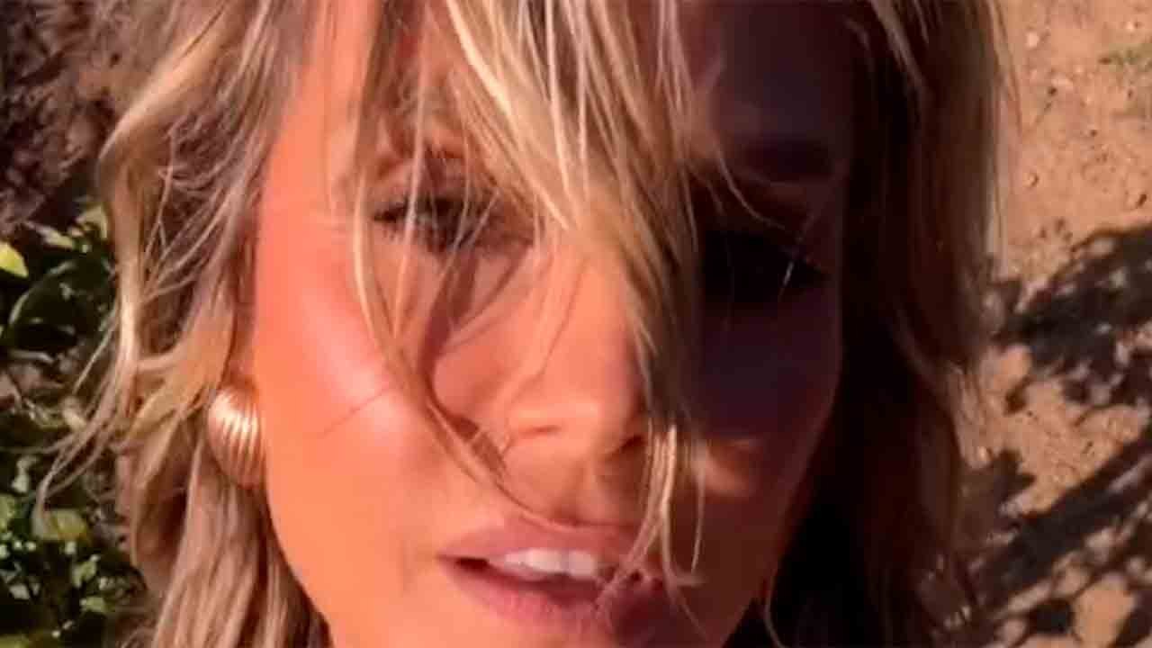 Video: Heidi Klum tanssii kultaisessa bikineissä puutarhaa hoitaessaan – ja some villiintyy