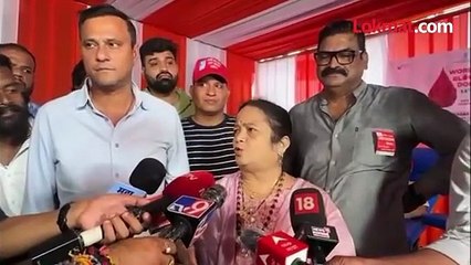 शेजारी किशोरी पेडणेकर