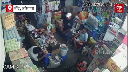 फिरौती नहीं मिली तो दुकानदार पर बरसाई गोलियां, लाखों रुपये कैश लूटकर फरार हुए बदमाश, देखें CCTV