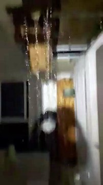 Une habitante de la résidence Villa Jacinthe à Canéjan constate les dégâts des orages dans une résidence