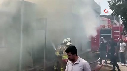 Turgutlu’da elektrik tesisatından çıkan yangında 2 ev küle döndü