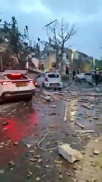 Plusieurs personnes ont été blessées et plusieurs maisons ont été gravement endommagées par l'impact d'un missile balistique iranien dans le centre d'Israël.