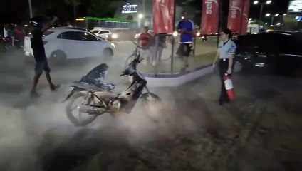 Adolescente com treinamento dos bombeiros apaga incêndio em motocicleta em Juazeiro do Norte