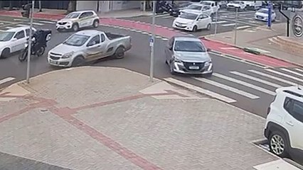 Câmera de monitoramento registra mais um acidente entre dois carros na Rua da Lapa