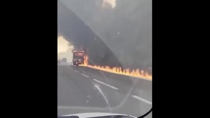 Le fiamme distruggono un pullman sull'autostrada ad Avellino