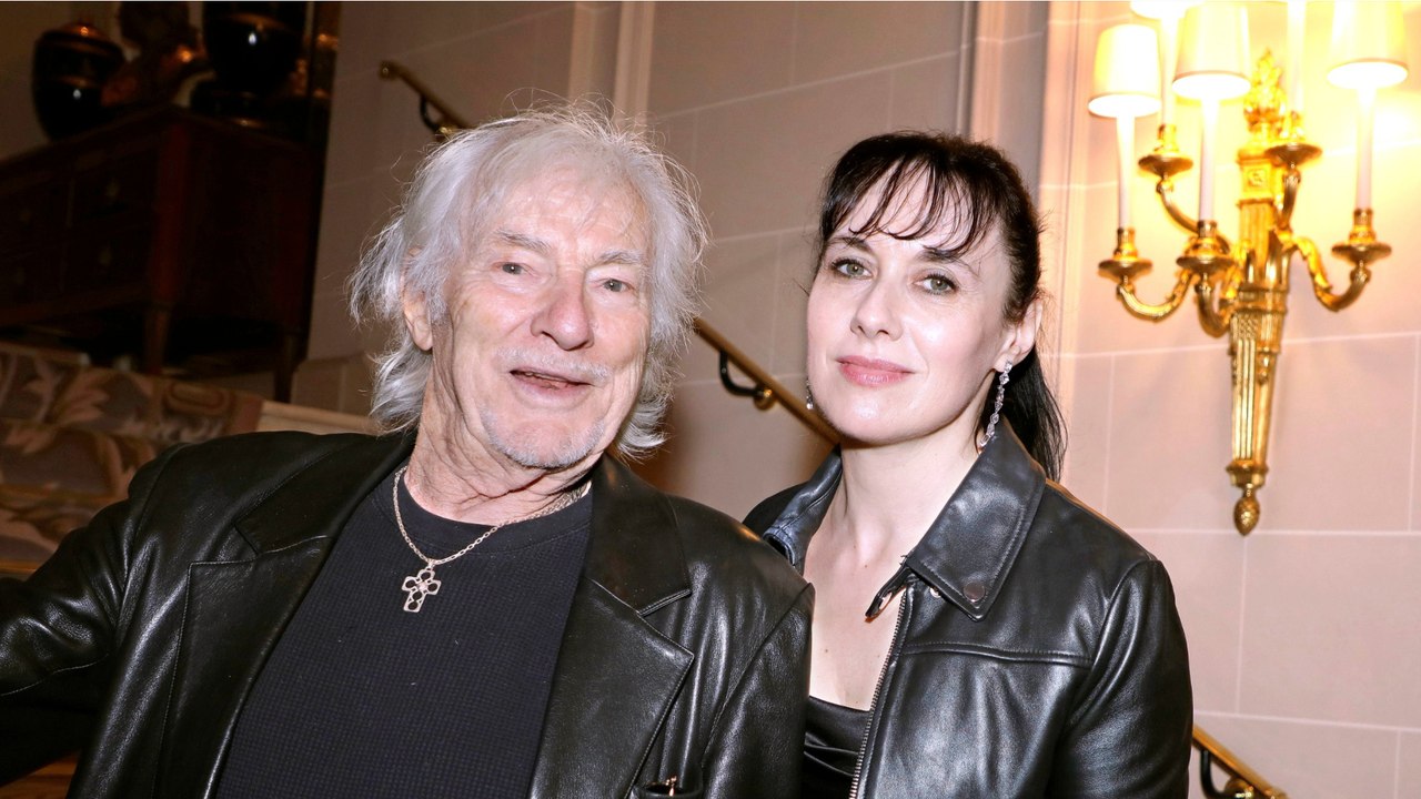 GALA VIDEO - Hugues Aufray, sa femme Murielle de 45 ans sa cadette lui est entièrement dévouée : “Elle est une épouse à l’ancienne”