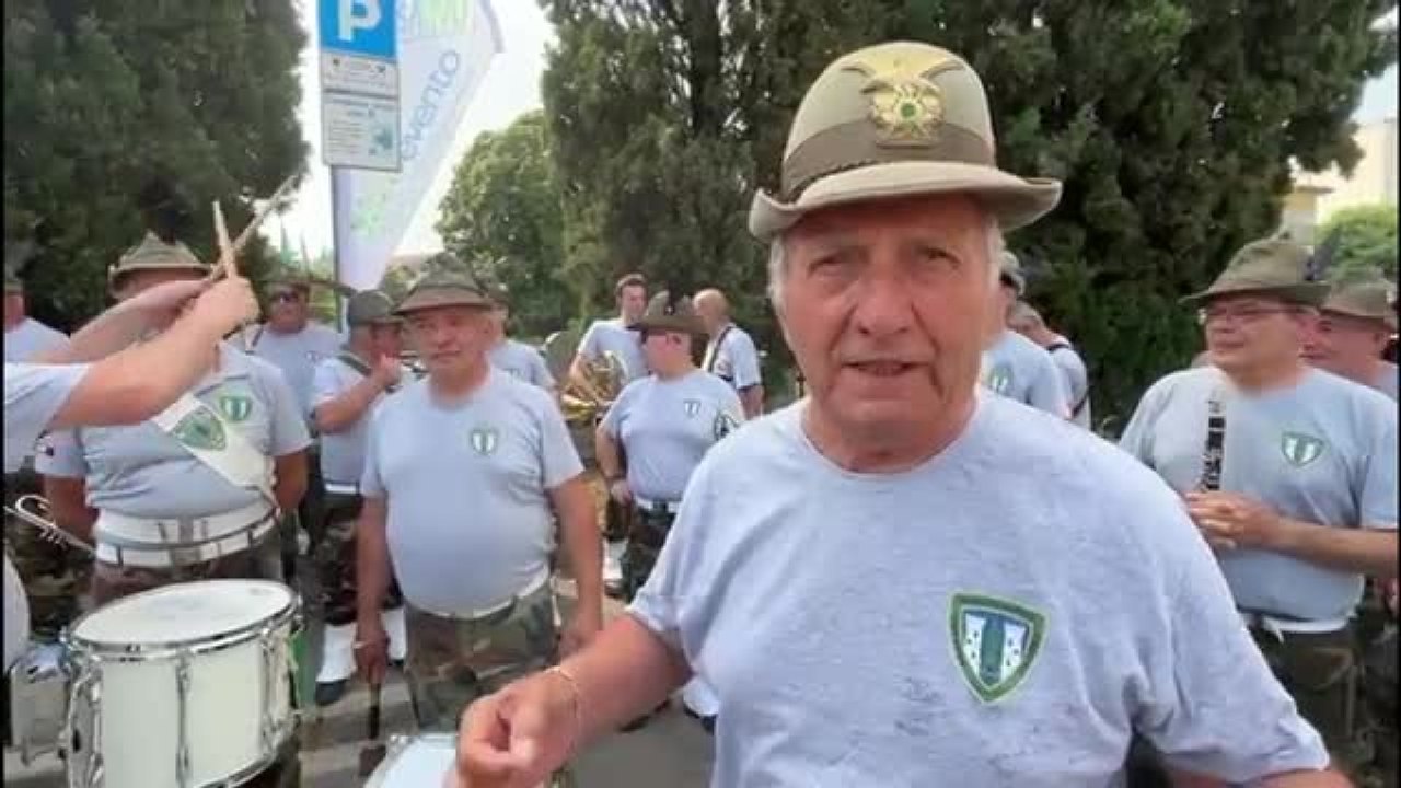 Alpini, la banda al raduno triveneto di Conegliano intona «La bella del Cadore»: il video