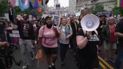 Philadelphia Erupts with Anti-Trump March Chanting “No King”