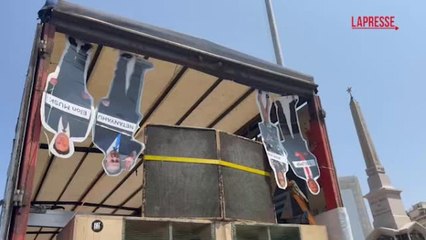 Roma Pride 2025, sul carro le sagome a testa in giù di Trump, Rowling, Musk e Netanyahu: è polemica