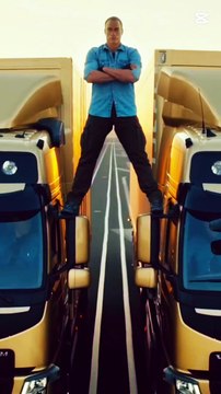 Un grand écart entre deux camions ! #JCVD #split #truck