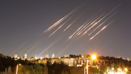 "이란, 미사일 백여 발 추가 발사"...사흘째 충돌 격화 / YTN