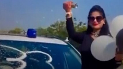 DSP की पत्नी ने सरकारी गाड़ी के बोनट पर काटा केक, हुई FIR