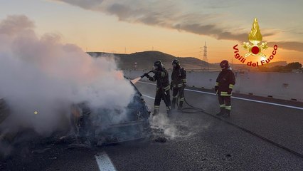 Auto in transito va a fuoco sulla SS 131: momenti di paura vicino a Olbia