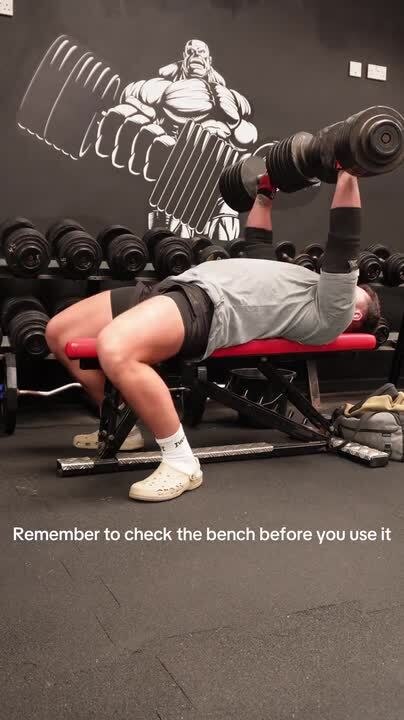 Unsecured Bench Collapses as Person Starts Doing 140 kg Bench Press